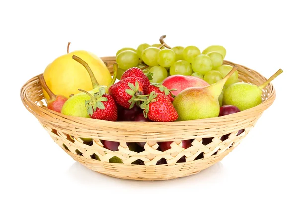 Mistura de frutas doces maduras e bagas em cesta isolada em branco — Fotografia de Stock