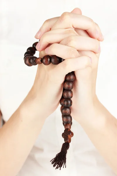 Ręce w modlitwie z bliska krucyfiks — Zdjęcie stockowe