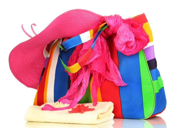 Bolsa de playa con accesorios aislados en blanco — Foto de Stock