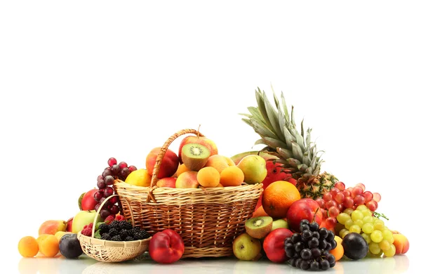 Surtido de frutas y bayas exóticas en cestas aisladas en blanco — Foto de Stock