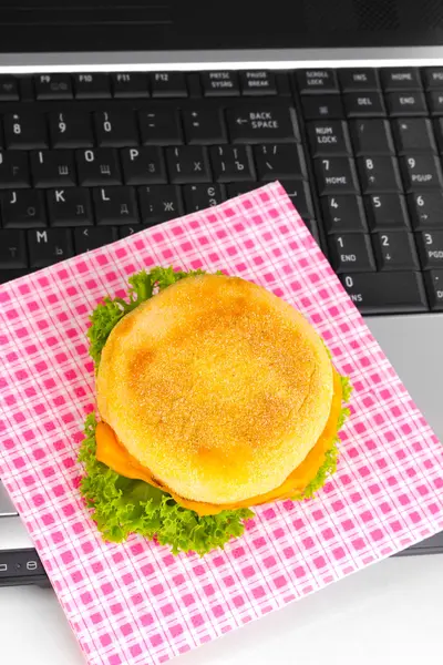 Eating at work place near laptop — Stock Photo, Image