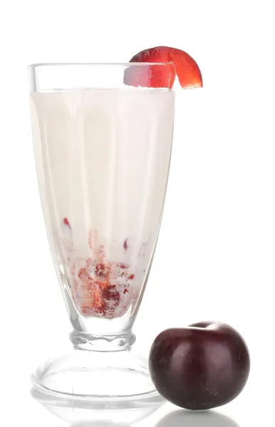 Delicioso batido de leche con fruta aislada en blanco — Foto de Stock