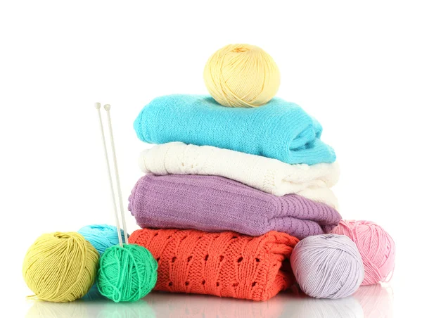 Suéteres y bolas de lana aislados en blanco —  Fotos de Stock