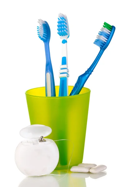 歯ブラシ、ガムを噛むと白で隔離されるデンタルフロス — ストック写真