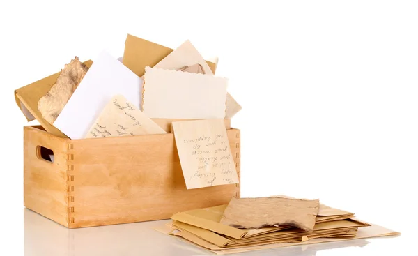 Ladă din lemn cu hârtii și litere izolate pe alb — Fotografie, imagine de stoc
