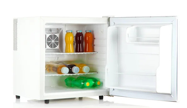 Mini frigo plein de bouteilles de jus, soda et fruits isolés sur blanc — Photo