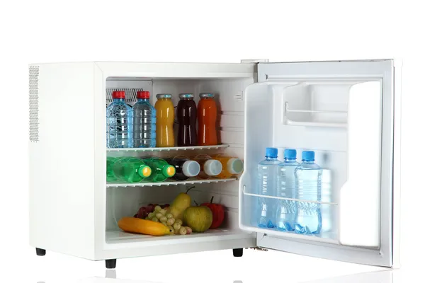 Mini frigo pieno di bottiglie di succo, soda e frutta isolate su bianco — Foto Stock