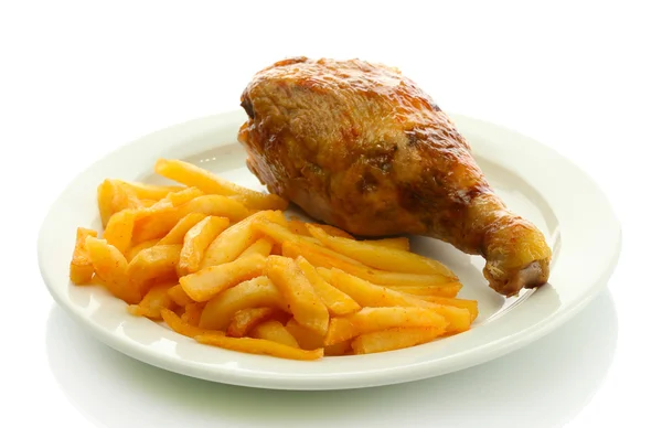 Ψητό κοτόπουλο με τηγανιτές πατάτες στο πιάτο, που απομονώνονται σε λευκό — Φωτογραφία Αρχείου