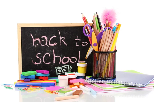 Słowa "Powrót do szkoły" napisane kredą na biurko małe szkoły — Zdjęcie stockowe