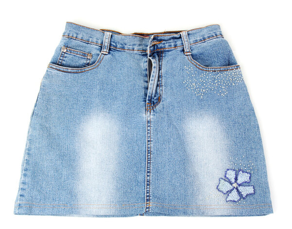 Синяя джинсовая мини-юбка крупным планом, изолированная на белом
