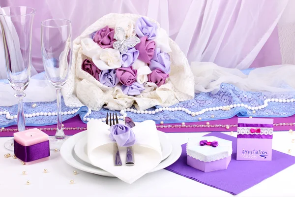 Serving fabulous wedding table in purple color on white fabric background — Stock Photo, Image