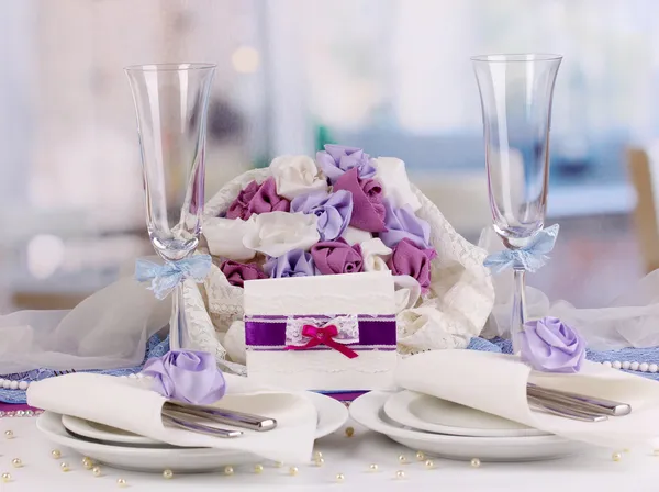 Serverer fabelaktig bryllupsbord i lilla farge på restaurantbakgrunnen – stockfoto