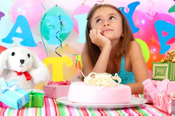 Маленькая красивая девочка празднует свой день рождения — стоковое фото