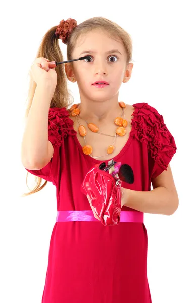 Kleines Mädchen im Kleid ihrer Mutter, versucht ihre Wimpern zu lackieren, isoliert auf weiß — Stockfoto