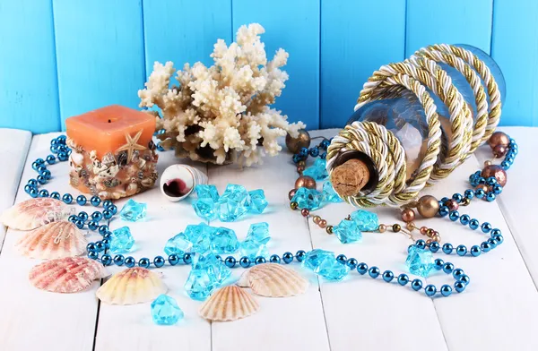 Decor of seashells on wooden table on blue wooden background — Stock Photo, Image