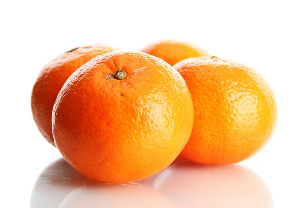 Tangerinas maduras isoladas sobre branco — Fotografia de Stock