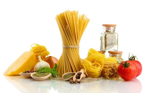 Paste spaghete, legume și condimente, izolate pe alb — Fotografie, imagine de stoc