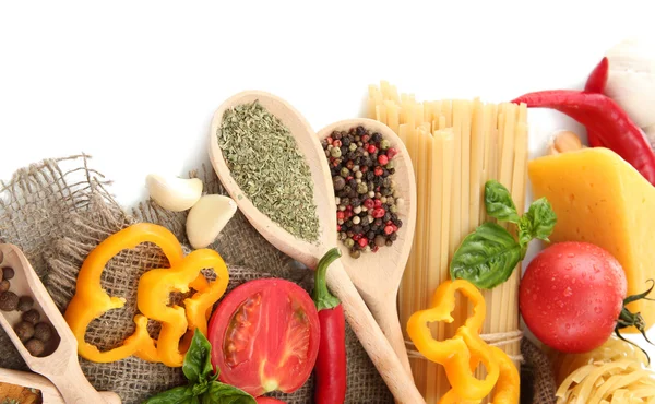 Spaghetti di pasta, verdure e spezie, isolati su bianco — Foto Stock