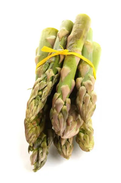 Nuttige asperges geïsoleerd op wit — Stockfoto