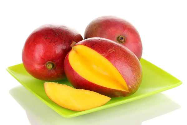 Dojrzałe mango apetyczny na zielony talerz na białym tle — Zdjęcie stockowe