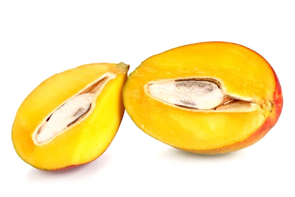 Mangue appétissante mûre isolée sur blanc — Photo