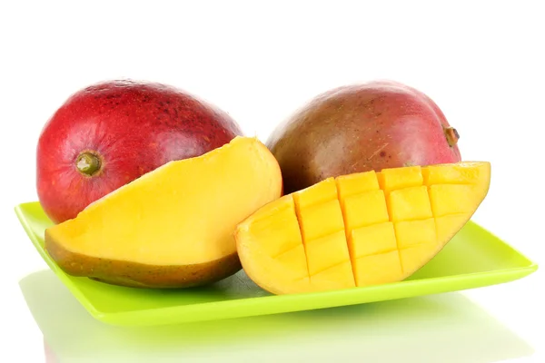 Rijpe smakelijk mango op groene plaat geïsoleerd op wit — Stockfoto