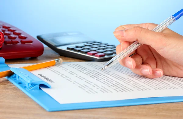 Firma de un tratado, sobre fondo azul primer plano — Foto de Stock