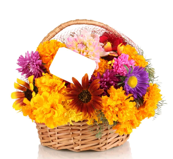 Hermoso ramo de flores brillantes en cesta con nota de papel aislado en blanco — Foto de Stock