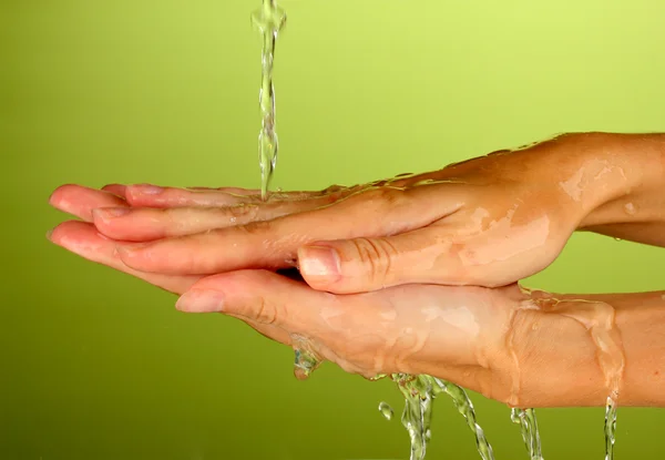 Wassen handen op groene achtergrond close-up — Stockfoto