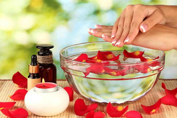 Tratamientos de spa para manos femeninas, sobre fondo verde — Foto de Stock