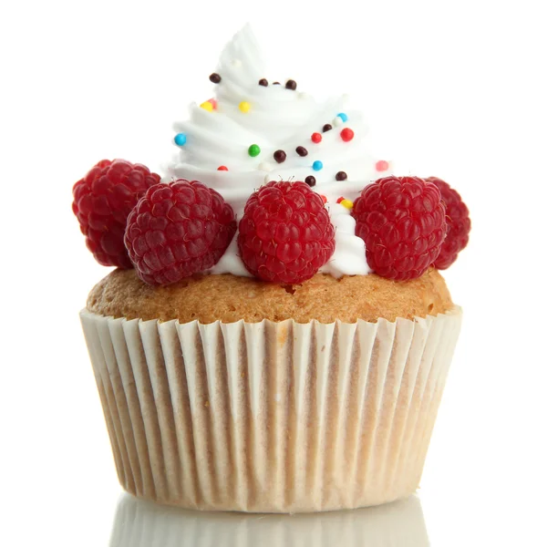 Cupcake savoureux aux baies, isolé sur blanc — Photo
