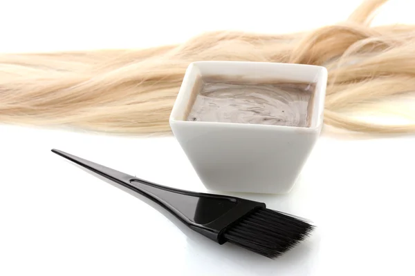 Cuenco con tinte para el cabello y cepillo negro sobre fondo blanco de cerca — Foto de Stock