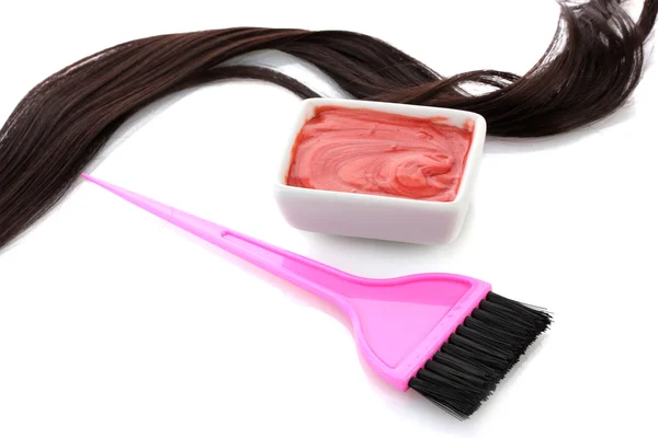 Tigela com tintura de cabelo e escova rosa no fundo branco close-up — Fotografia de Stock