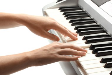 synthesizer oynarken kadının elleri