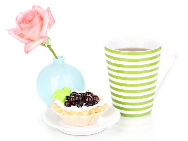 tatlı kek ile üzerine beyaz izole çay