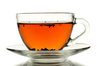 Beyaz üzerine izole edilmiş bir fincan çay