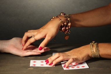 Gri backcground üzerinde bir kadının elinde satırları el okuma