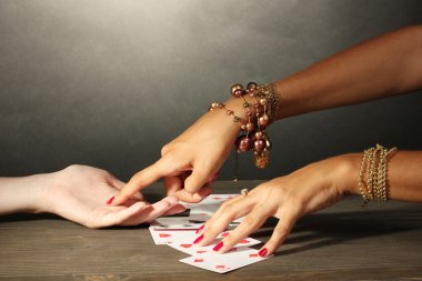 Satırları el ve gri backcground kadının elleri okuma