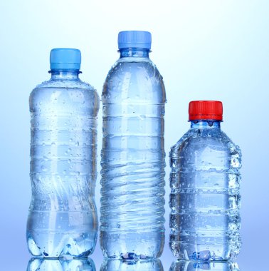 plastik şişe su mavi zemin üzerine