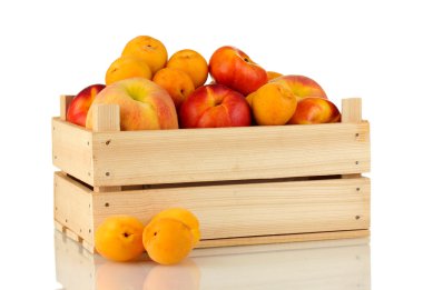 ahşap kutu üzerinde beyaz izole içinde olgunlaşmış meyve