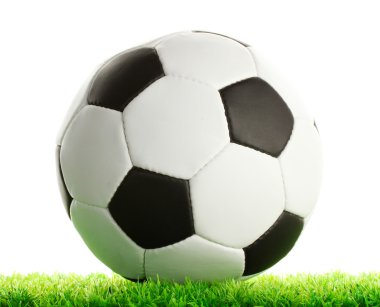 Futbol topu üzerinde beyaz izole yeşil çimenlerin üzerinde