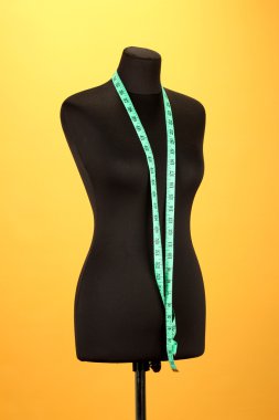 Teyp turuncu zemin üzerinde ölçüm ile boş siyah manken