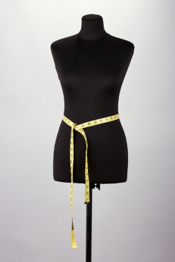 Teyp gri arka plan üzerinde ölçüm ile boş siyah manken