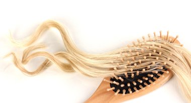 Sarı bukleler üzerinde beyaz izole tarak fırça