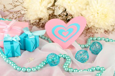 süslü masa yakın çekim üzerinde Davetiyeler düğün