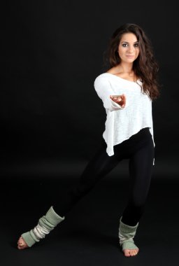 Genç modern dansçı, siyah üzerine izole edilmiş.