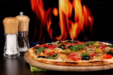 lezzetli pizza ile baharat yangın zemin üzerine ahşap tablo