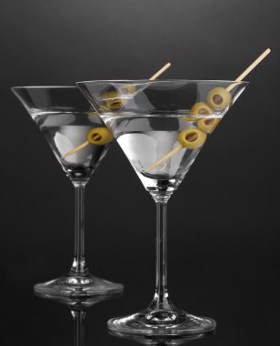 martini gözlük ve gri arka plan üzerine zeytin