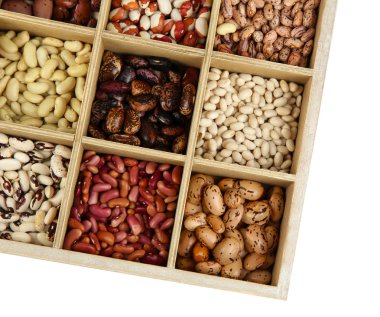 beyaz izole ahşap kutu bölümlerde çeşitli fasulye