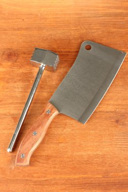 ahşap arka plan yakın çekim üzerinde et balta ile et çekiç
